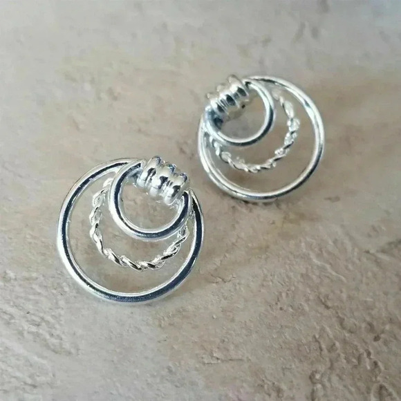Art Deco Silver Plated Concentric Circles Hoop and Twist 20mm Stud Earrings - Picture 5 of 6